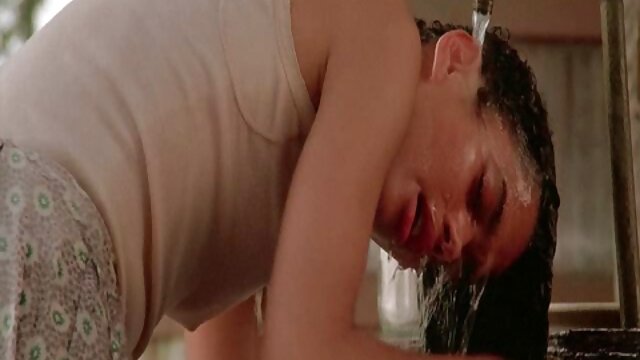 A dögös szőke, Amia Miley felkapja a fejét, amatör sex filmek ingyen és leszögezi a hasát