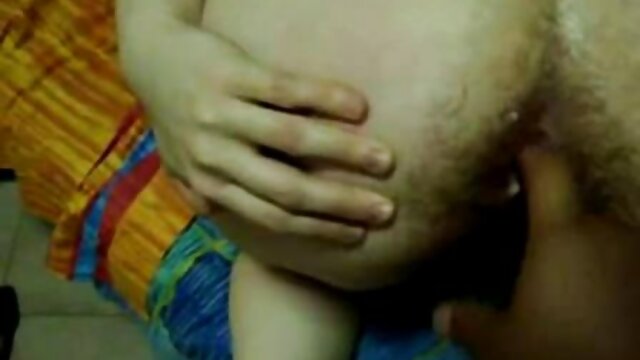 Szőke kapa megmutatja ingyen online szex video szív alakú zsákmányát, mielőtt mélytorkú szopást adna